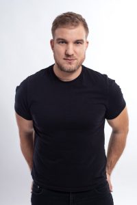 Lukáš Adamec klipom TANCUJ MI dokazuje, že ak človek cíti hudbu, môže si zatancovať na čokoľvek Hudba