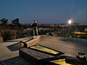 Marco Rajt svojimi husličkami dokonale precítil smútok a samotu z lockdownu. Pomohla mu špeciálna úprava skladby Caluma Scotta You Are The Reason. Hudba