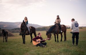 Speváčka Barbora Piešová zverejnila videoklip Priateľ Hudba