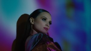 Na hudobnom nebi sa zjavila vychádzajúca hviezda. Krásna Julia Pilar hneď prvou piesňou „Povedz mi“ odhaľuje svoje city! Hudba