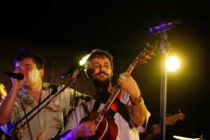 Spevák MATEJ SMUTNÝ krstil svoj debutový album AURA – krstný otec Martin Harich ho polial modrou tekutinou Hudba