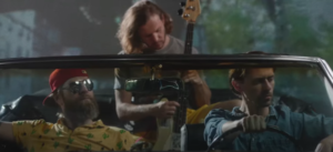 Kapela Acornhoek vydáva po dvoch dekádach existencie prvý klip v štýle šialenej jazdy červeným kabrioletom Kapely