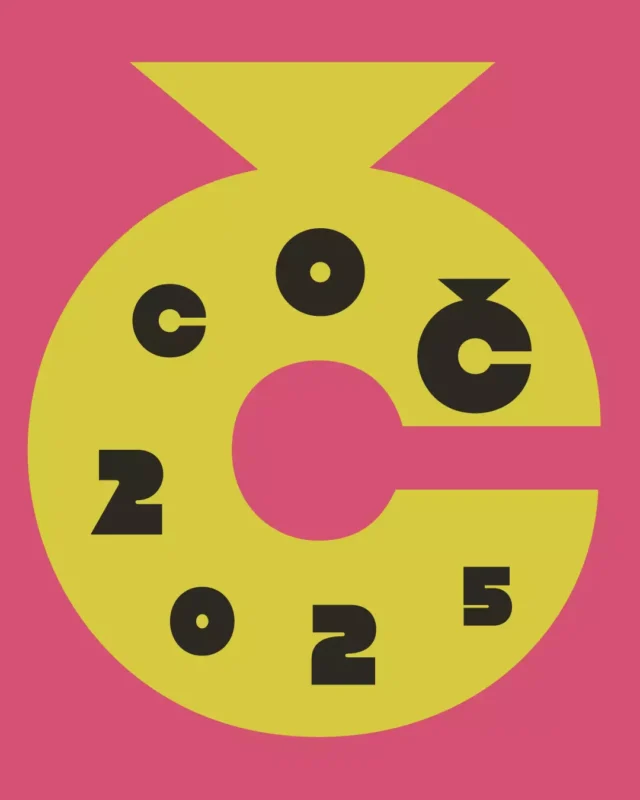Jasnoružové pozadie s výrazným žltým kruhom pripomínajúcim hodiny. Čierne štylizované písmená a čísla vo vnútri znamenajú „CoC 2025“. Moderný, živý dizajn.