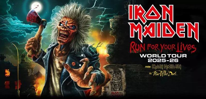 Plagát turné Iron Maiden s démonickou postavou držiacou sekeru pod splnom. Text znie „Iron Maiden Run for Your Lives World Tour 2025-26“.