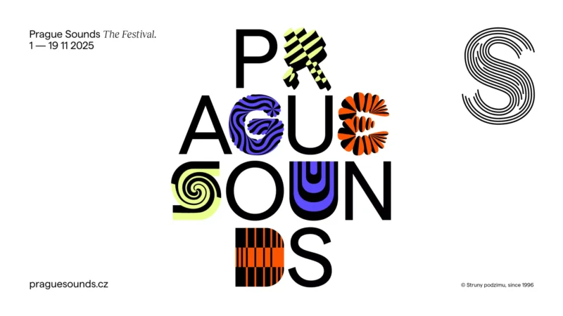 Alternatívny text: „Plagát festivalu Prague Sounds 2025 so štylizovanými písmenami tvoriacimi 'Pragské zvuky' s farebnými vzormi. Termíny sú 1. – 19. novembra 2025.“