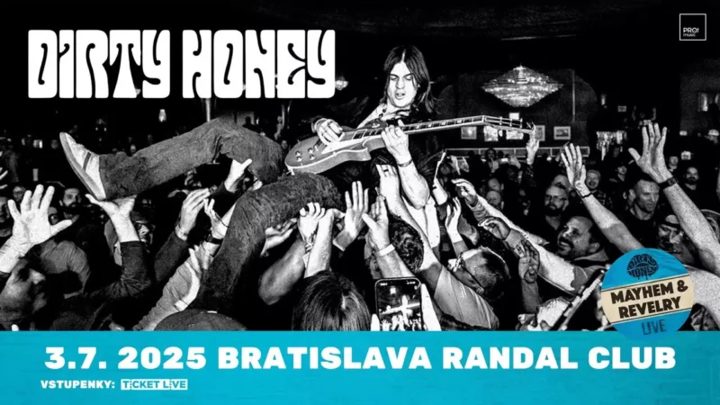 Čiernobiely obrázok gitaristu, ktorý sa presúva v dave na koncerte a drží gitaru nad rukami fanúšikov. Text: „Dirty Honey, 3.7.2025 Bratislava Randal Club.“ Vzrušená atmosféra.