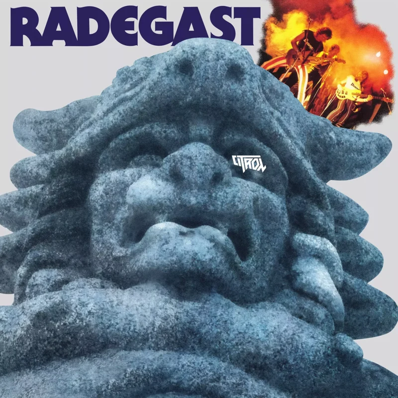 V popredí je kamenná socha s divokou tvárou a nad ňou je nápis „RADEGAST“. Na vloženej strane je zobrazená rocková kapela energicky hrajúca uprostred oranžových plameňov.