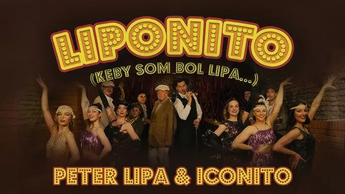 Živá skupina pózuje v oblečení s tematikou 20. rokov 20. storočia, v flitrovaných šatách a oblekoch, na pozadí tehlovej steny. Nálada je svieža a oslavná.