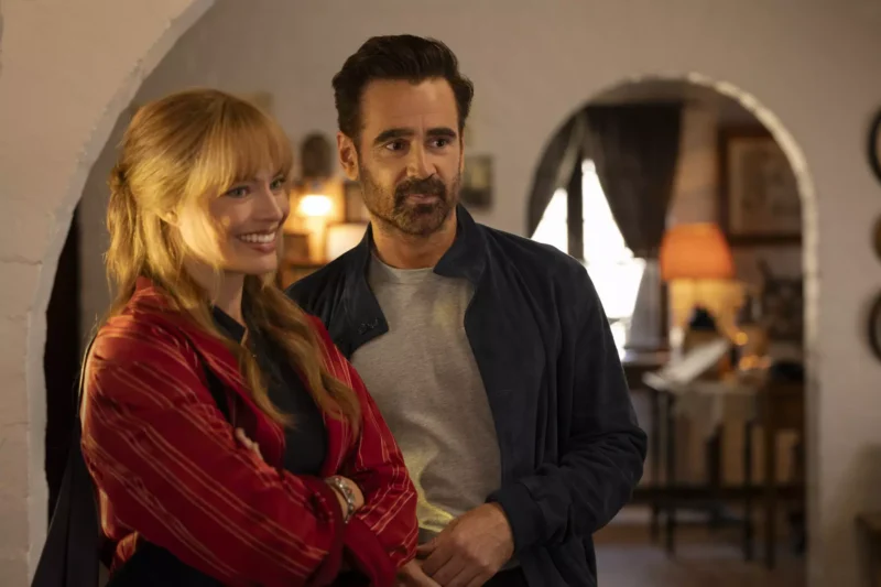 Usmievavá žena s dlhými blond vlasmi stojí vedľa muža s krátkymi tmavými vlasmi a bradou. Sú vnútri a vyžarujú teplú a útulnú atmosféru.