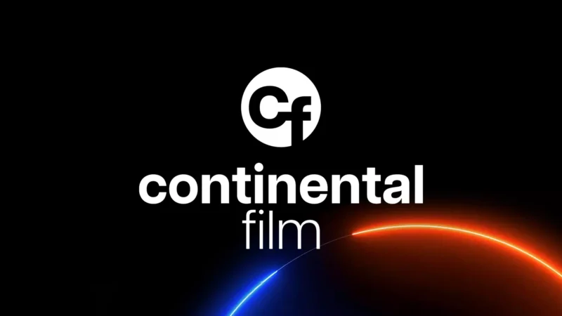 Čierne pozadie s bielym textom „continental film“ a logom „Cf“ vo vnútri kruhu. Žiariaci modrooranžový oblúk dodáva dynamickú energiu.