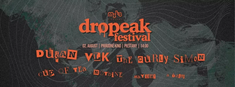Tmavé textúrované pozadie s vlnitými čiarami, na ktorom je výrazný oranžový nápis „Dropeak Festival“. Podrobnosti o dátume a mieste konania sú bielej a oranžovej farby.