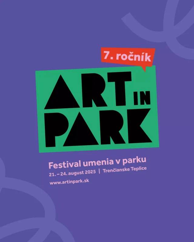 Farebný festivalový plagát na fialovom pozadí propaguje 7. ročník podujatia Art in Park, festival umenia v parku, ktorý sa uskutoční od 21. do 24. augusta 2025 v Trenčianskych Tepliciach. V strede je výrazný zelený rám s čiernym logom festivalu a nad ním červený štítok s textom „7. ročník“. V spodnej časti plagátu sú informácie o termíne, mieste konania a webovej stránke festivalu.