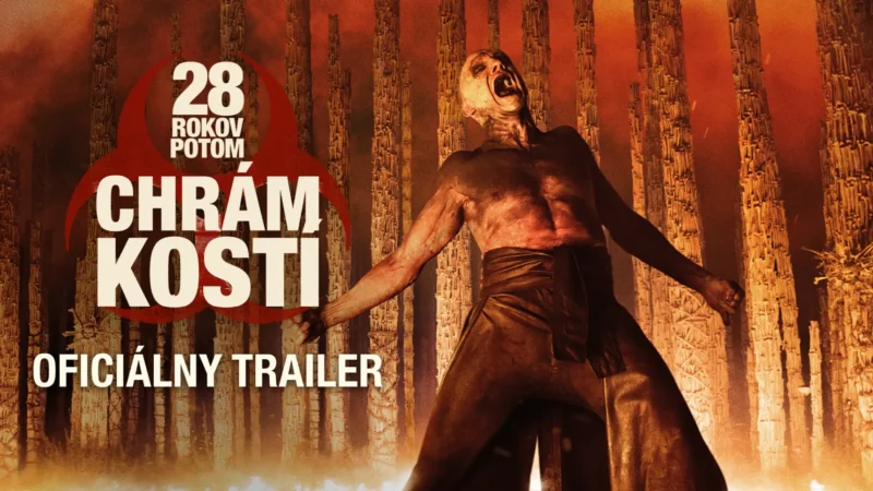 Kostrová postava stojí uprostred týčiacich sa kostených štruktúr pod zlovestnou ohnivou oblohou. Text znie „28 ROKOV POTOM CHRÁM KOSTI OFICIÁLNY TRAILER“, ktorý vytvára napätú atmosféru.