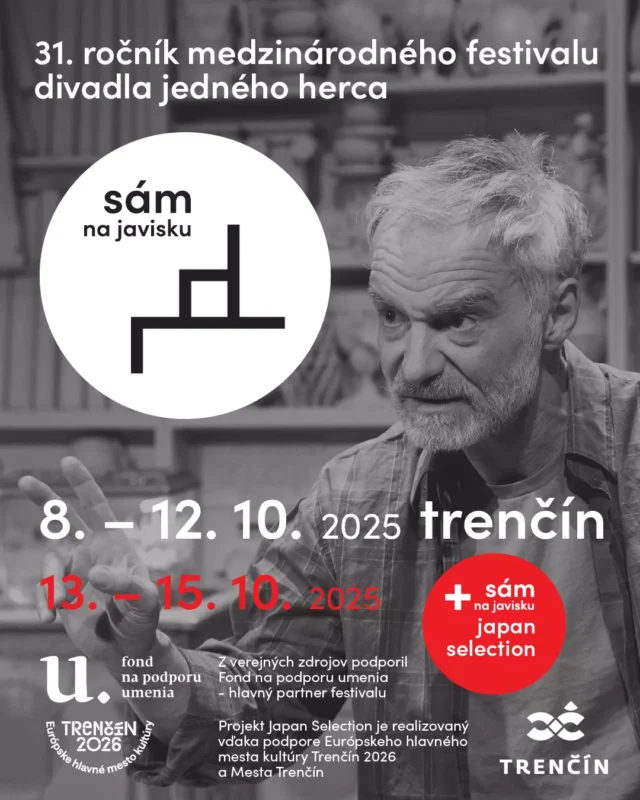 Plagát oznamuje 31. ročník medzinárodného festivalu divadla jedného herca „Sám na javisku“, ktorý sa uskutoční v Trenčíne od 8. do 12. októbra 2025, s programovým blokom Japan Selection od 13. do 15. októbra 2025. Podujatie podporuje Fond na podporu umenia, mesto Trenčín a Európske hlavné mesto kultúry Trenčín 2026.