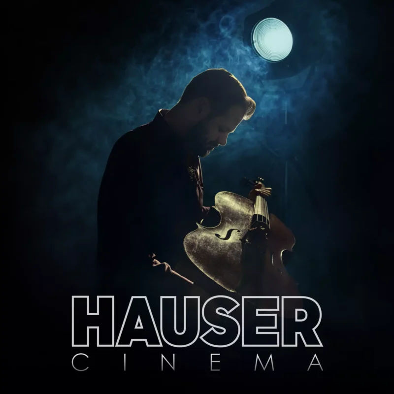 Silueta muža hrá na violončelo pod dramatickým modrým osvetlením, ktoré vyžaruje filmovú atmosféru. Tučný text pod ním je napísaný bielou farbou ako „HAUSER CINEMA“.