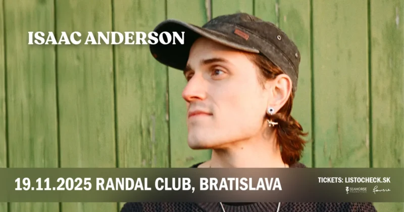 Mladý muž v čiernej čiapke sa pozerá do strany na zelenom drevenom pozadí. Prekrytie textom znie: „Isaac Anderson, 19.11.2025, Randal Club, Bratislava.“