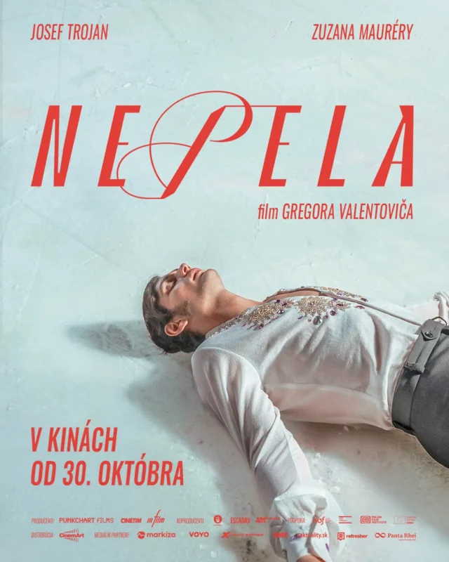 Plagát k filmu „Nepela“ zobrazuje krasokorčuliara ležiaceho na ľade so zatvorenými očami v zdobenom kostýme. Červený text zobrazuje názov filmu a dátum vydania. Nálada je pokojná a introspektívna.