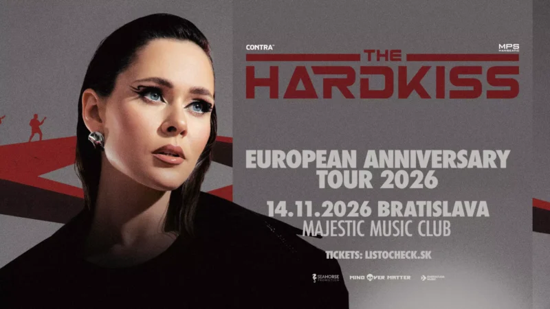 Propagačný plagát k turné „The Hardkiss European Anniversary Tour 2026“ zobrazuje vľavo osobu s výrazným mejkapom a vpravo podrobnosti o turné.