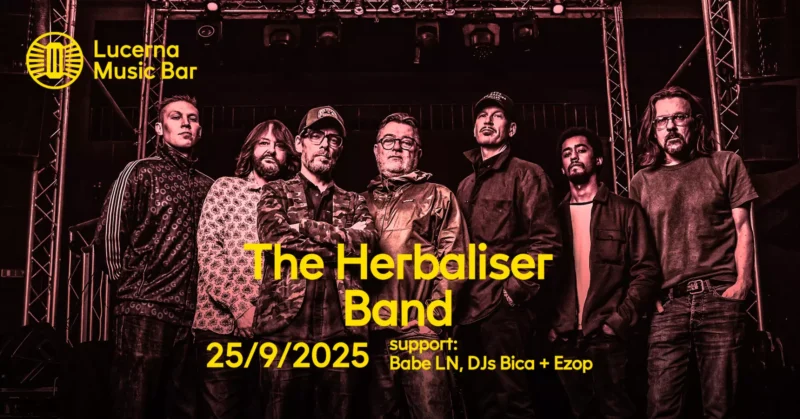 Sedem členov kapely sebavedomo stojí pred pódiom. Nápis znie „The Herbaliser Band, 25. 9. 2025“ s podrobnosťami o podujatí a mieste konania. Teplé červené osvetlenie vytvára živú atmosféru.