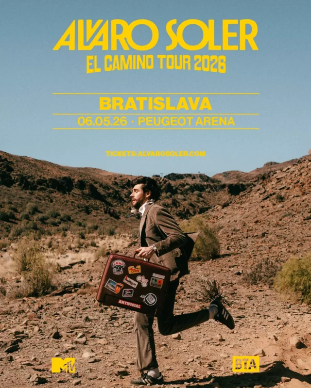 Muž v obleku radostne beží s kufrom polepeným nálepkou v púštnej krajine pod jasnou modrou oblohou. Nápis znie „Álvaro Soler El Camino Tour 2026 Bratislava“.