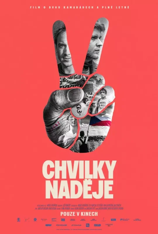 Koláž z rúk s čiernobielymi fotografiami v znamení mieru na červenom pozadí. Text „Chvilky Naděje“. Zdôrazňuje optimizmus a priateľstvo.