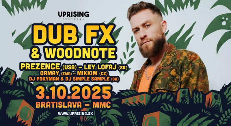 Koncertný plagát pre festival Uprising s Dub FX a Woodnoteom, s účinkujúcim v maskáčovej bunde. Podujatie sa koná 3. októbra 2025 v Bratislave v MMC. Dizajn obsahuje tropickú tému s listami a reproduktormi.