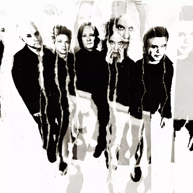 Čiernobiela abstraktná koláž niekoľkých stojacich ľudí. Tváre a telá sú fragmentované a vrstvené, čím vytvárajú surrealistický, skreslený efekt.