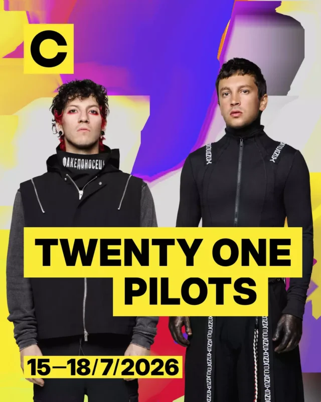 Dvaja členovia kapely stoja sebavedomo na farebnom abstraktnom pozadí. Prekrytie textom je napísané tučnou žltou farbou s nápisom „Twenty One Pilots, 15. – 18. 7. 2026“.