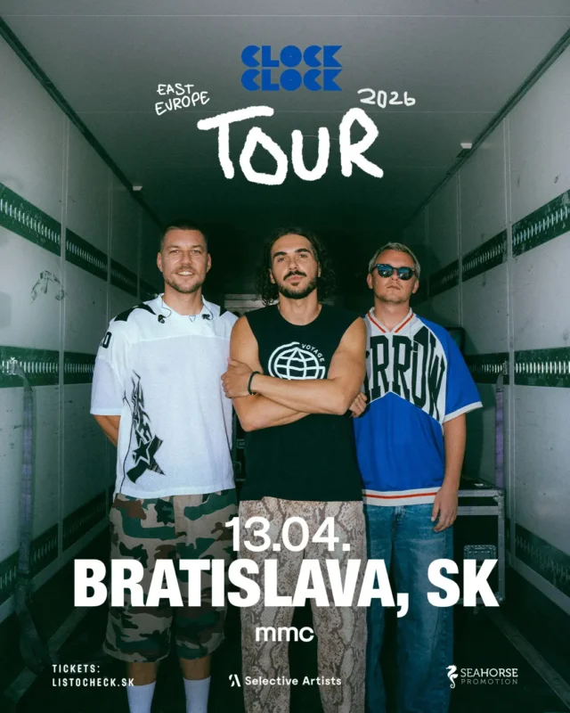 Traja ležérne oblečení muži stoja v úzkej chodbe. Nápis znie „Clock Clock East Europe Tour 2026, 13.04, Bratislava, SK“. Tón je uvoľnený a moderný.
