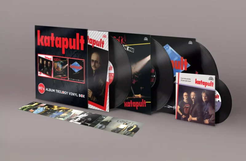 Vinylový box set s albummi kapely „Katapult“. Box obsahuje tučný červený text a tri obaly albumov, pričom platne sú čiastočne viditeľné.