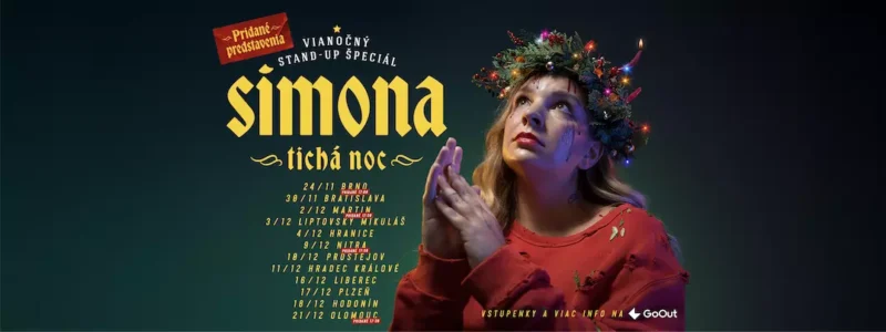 Žena v červenom so slávnostným vencom na hlave si zopäva ruky na tmavom pozadí. Tučný text znie „Simona Tichá Noc Stand-up Special“. Uvedené dátumy a mestá.