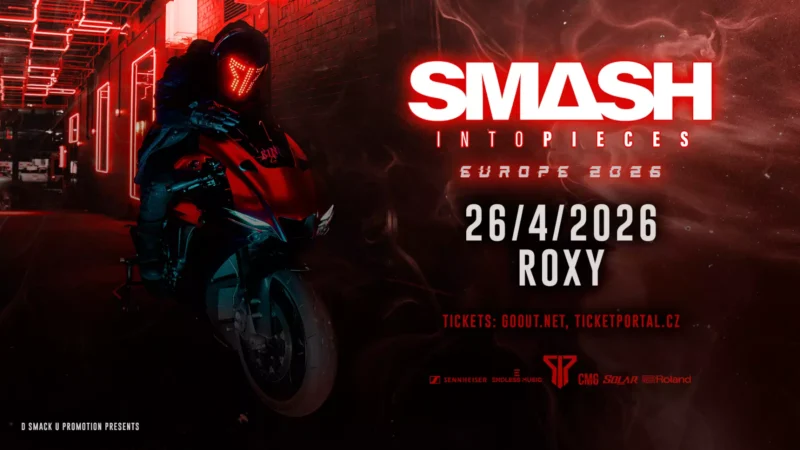 Motocyklista so žiariacou prilbou jazdí v neónovo osvetlenej uličke. Tučný text znie „SMASH IntoPieces, Európa 2026, 26. 4. 2026, Roxy.“ Temná, drsná atmosféra.