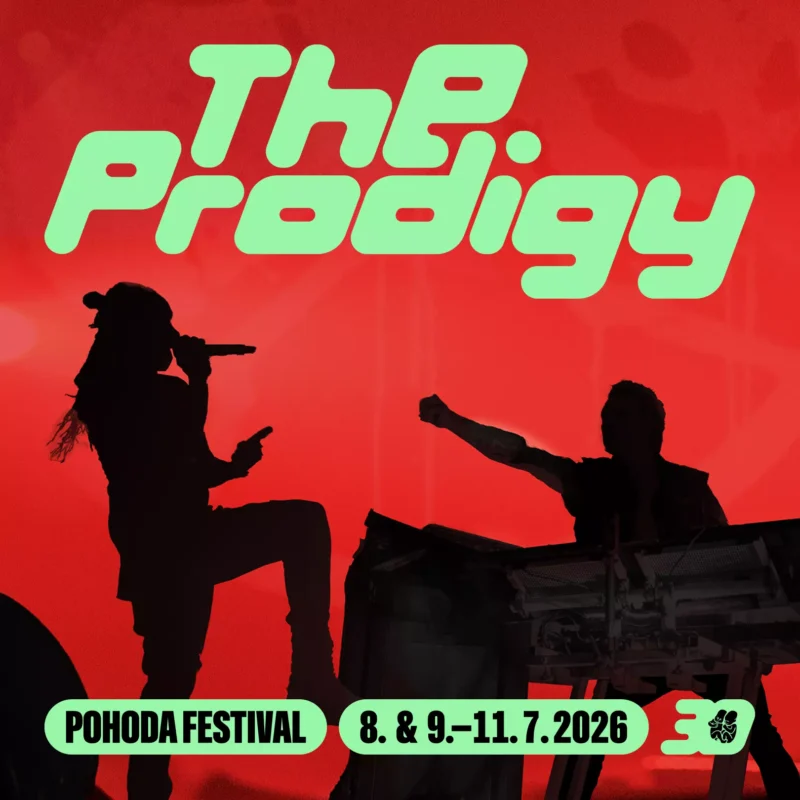 Siluety účinkujúcich, jeden spieva a druhý hrá za klávesmi, na žiarivo červenom pozadí. Nápis „The Prodigy“, „Pohoda Festival“ a dátum júl 2026. Energická a vzrušujúca atmosféra.