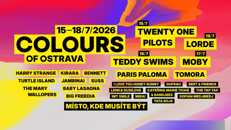 Propagačný plagát pre festival Colours of Ostrava 2026 s umelcami ako Twenty One Pilots, Lorde a Moby. Výrazný žlto-čierny text na žiarivom červenom, ružovom a fialovom abstraktnom pozadí vyjadruje vzrušenie a energiu.