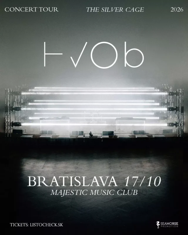 Koncertný plagát turné „The Silver Cage“ v roku 2026 od HVOB. S hmlistými svetlami pódia, dátum v Bratislave 17. 10. v Majestic Music Clube. Náladová atmosféra.