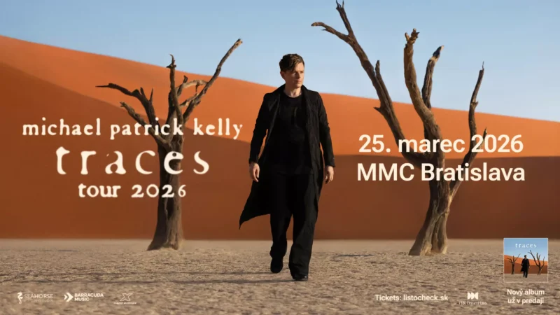 Michael Patrick Kelly sa prechádza púštnou krajinou s odumretými stromami počas propagácie svojho turné „Traces“ v Bratislave 25. marca 2026.