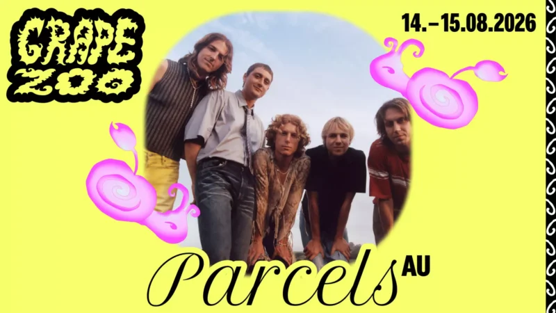 Päť ľudí stojí tesne vedľa seba a usmieva sa na pozadí oblohy na žiarivo žltom plagáte. Nápis znie „Grape Zoo“, „Parcels AU“ a dátumy „14.-15.08.2026“. Plagát zdobia ilustrácie ružových slimákov.