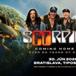 Koncertný plagát s obrovským škorpiónom nad Zemou spolu s kapelou. Text znie „Scorpions Coming Home 2026, Bratislava, Tipos Aréna, 30. júna 2026“. Členovia kapely pôsobia nadšene a energicky na tmavom, atmosférickom pozadí.