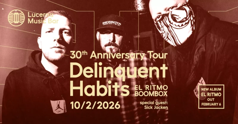 Koncertný plagát k 30. výročiu turné Delinquent Habits v Lucerna Music Bare 2. 10. 2026. Traja muži v streetwear oblečení, jeden s rúškom na tvári, na geometrickom pozadí. Text zdôrazňuje špeciálneho hosťa Sicka Jackena a vydanie nového albumu „El Ritmo“ 6. februára. Sépiový odtieň vyjadruje drsnú mestskú atmosféru.