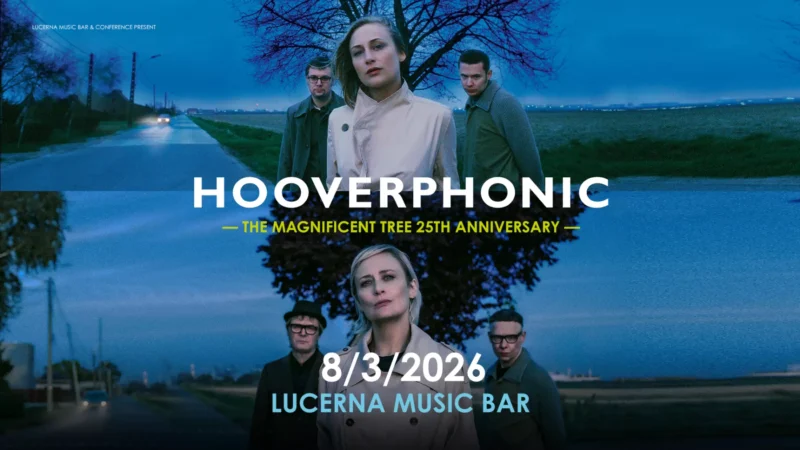 Propagačný obrázok k 25. výročiu koncertu „The Magnificent Tree“ skupiny Hooverphonic v Lucerna Music Bare 3. 8. 2026. Kapela stojí pri pokojnej ceste lemovanej stromami pod žiarivo modrou oblohou a vyjadruje pokojnú a zamyslenú náladu.