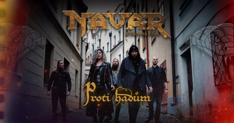 Päťčlenná skupina kráča úzkou uličkou a vyžaruje z nej odhodlané a intenzívne vystupovanie. Scénu prekrýva text „Navar a Barbora Filipi“ a „Proti hadům“.