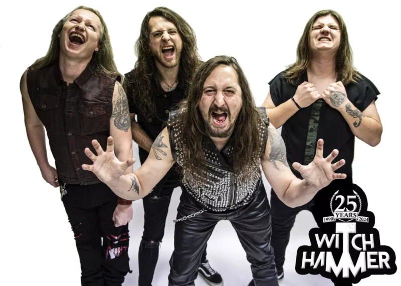 Štyria muži s dlhými vlasmi a tetovaniami, oblečení v rockovom oblečení, energicky kričia. V rohu je logo „25 rokov Witch Hammer“. Vysoko energické a intenzívne.