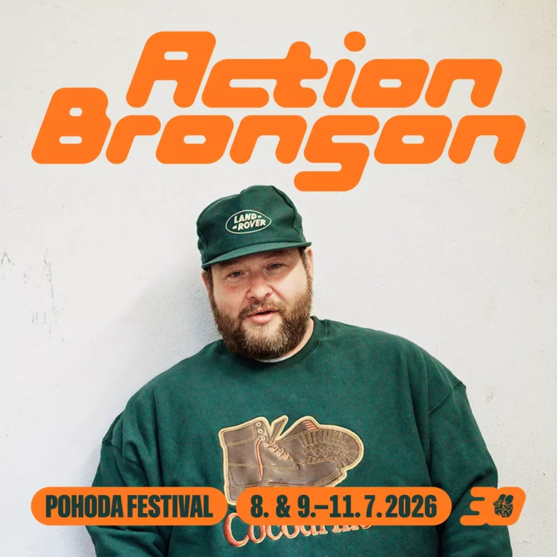 Muž v zelenej šiltovke Land Rover a mikine s logom na topánke. Nápis „Action Bronson“ a „Pohoda Festival 8. a 9.–11.7.2026“. Oranžový motív.