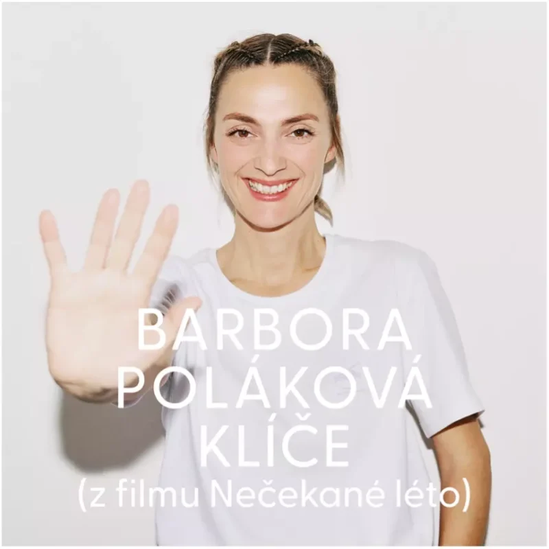 Žena sa srdečne usmieva, má na sebe bielu košeľu a podáva ruku smerom k divákovi. Biele prekrytie textu: "Barbora Poláková Klíče (z filmu Nečekané léto)."