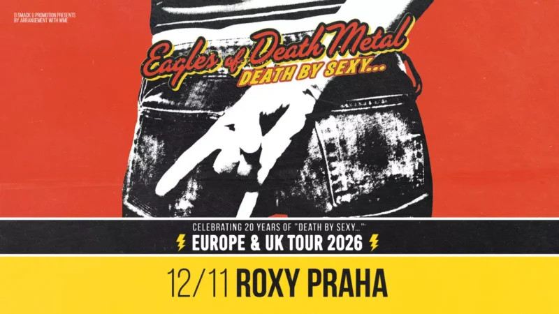 Štylizovaný koncertný plagát pre európske a britské turné „Death by Sexy“ skupiny Eagles of Death Metal v roku 2026. Obsahuje tučný text, džínsy a červené pozadie.