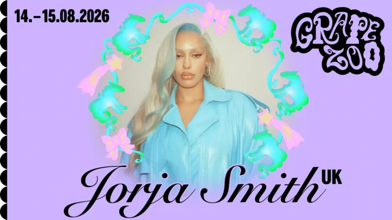 Koncertný plagát pre festival Grape Zoo, ktorý sa bude konať 14. – 15. augusta 2026, s vyobrazením osoby v modrom oblečení so zeleným kvetinovým lemom a tučným textom.