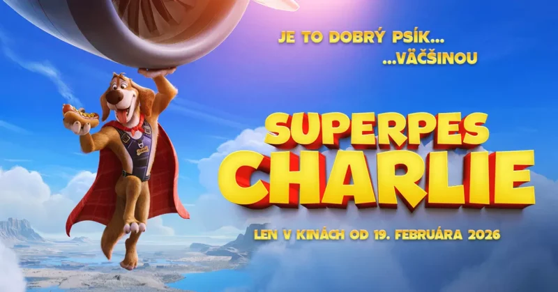 Veselý kreslený pes v superhrdinskom oblečení a plášti letí vedľa lietadla a drží hotdog. Tučný text znie: „Superpes Charlie“, premiéra je naplánovaná na 19. februára 2026.