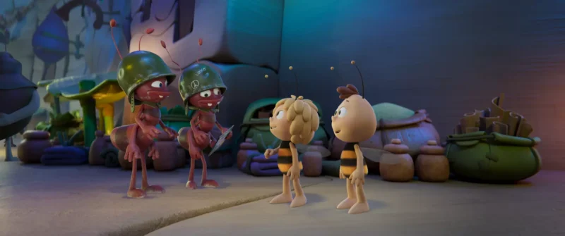 Dva animované mravce v prilbách sa rozprávajú s dvoma včelami v farebnom, rozmarnom prostredí, obklopené veľkými listami a debnami s ovocím.