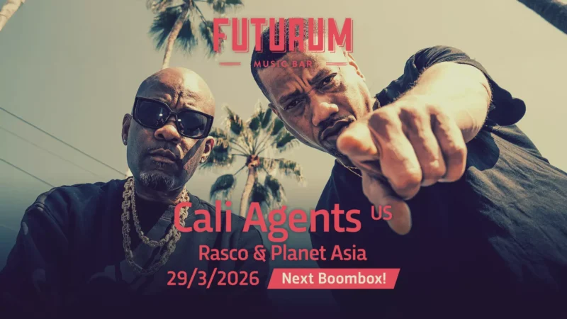 Dvaja muži so slnečnými okuliarmi, jeden z nich mieri do kamery, stoja pod palmami. Prekrývajúce texty: „Futurum Music Bar“, „Cali Agents“, „Rasco & Planet Asia“, „29. 3. 2026“.