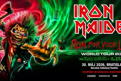 Hrozivá postava s rozstrapatenými vlasmi a žiariacimi očami sa naťahuje dopredu. Pirátske lode, červené a zelené odtiene. Text: Iron Maiden, „Run For Your Lives“, podrobnosti o turné 2026. Energická a intenzívna atmosféra.